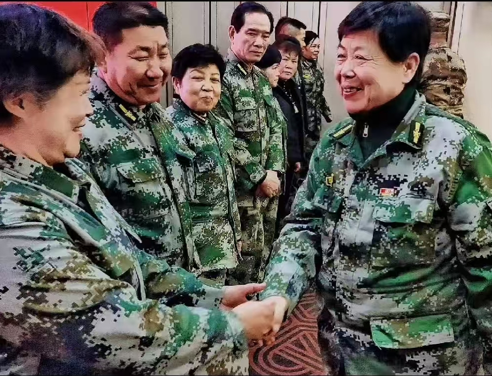 王晶主任与老兵亲切握手
